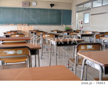 机 高校 横位置 小学校の写真素材