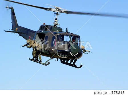 自衛隊 ヘリコプター かっこいい ダイナミックの写真素材