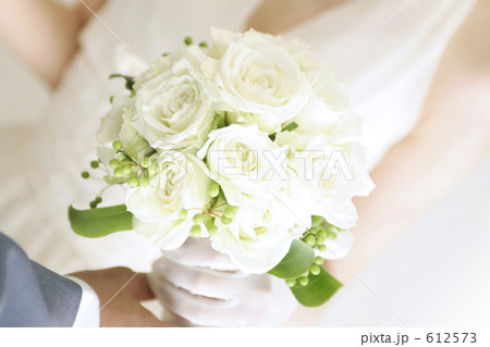 バラ 男性 白バック 差し出すの写真素材 バラ 男性 白バック 差し出すの写真素材