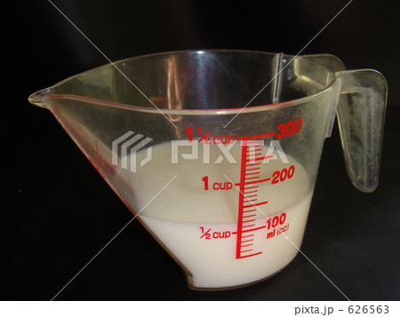 計量カップ 牛乳 目盛 ミリリットルの写真素材
