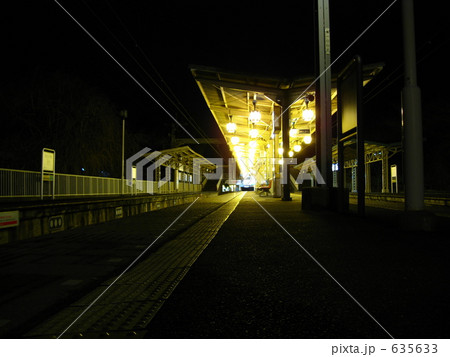 ホーム 黒色 夜 駅の写真素材