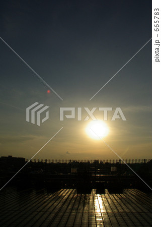 屋上 夕方 町並み タイルの写真素材 屋上 夕方 町並み タイルの写真素材