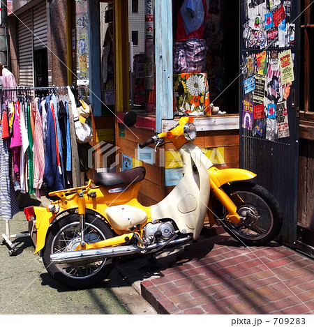 原付 スーパーカブ 黄色 バイク キャブの写真素材
