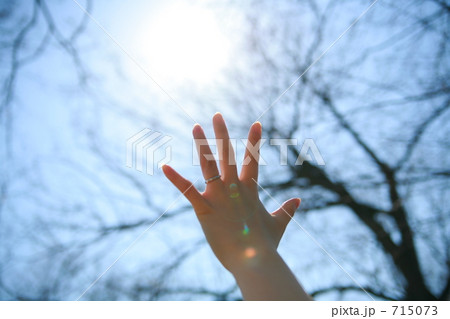 手 指輪 伸ばす 空 晴天の写真素材