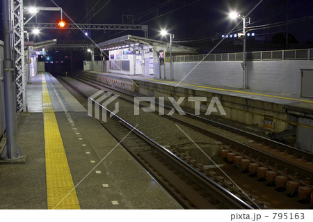 夜 駅 ホーム 東急大井町線の写真素材