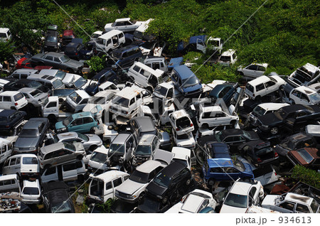 スクラップ 自動車 廃車 山積みの写真素材