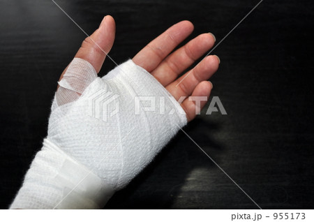 指 手のひら 包帯 怪我の写真素材