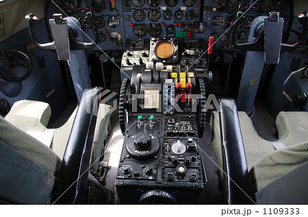 コクピット YS-11 飛行機 旅客機 操縦席の写真素材 - PIXTA