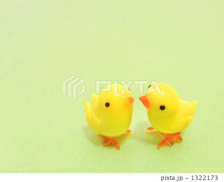 黄色 鳥 おもちゃ 緑の写真素材