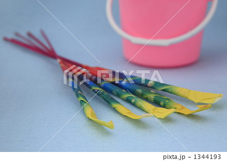 おもちゃ花火 手持ち花火 バケツ 花火の写真素材