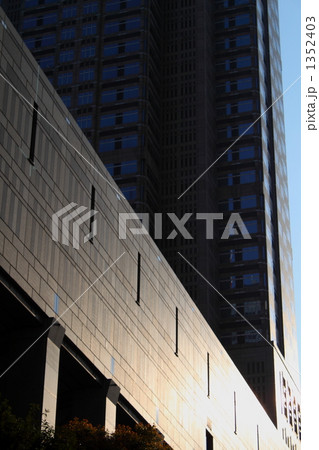 西新宿都庁の下から撮影の写真素材 Pixta