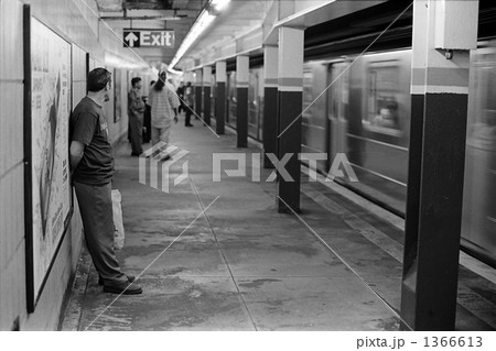 駅 ホーム 地下鉄 アメリカの写真素材