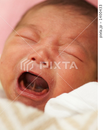 赤ちゃん アップ 口 泣き顔 出産 口の中 しわの写真素材