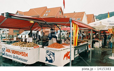 魚市場 赤色 ヨーロッパ オレンジ色 魚介類の写真素材