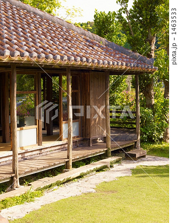 縁側 古民家 沖縄瓦 庭の写真素材