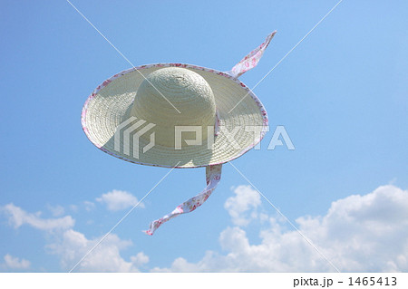 帽子 麦わら帽子 ハット 飛ぶの写真素材