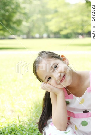 子供 女の子 人物 ハーフの写真素材