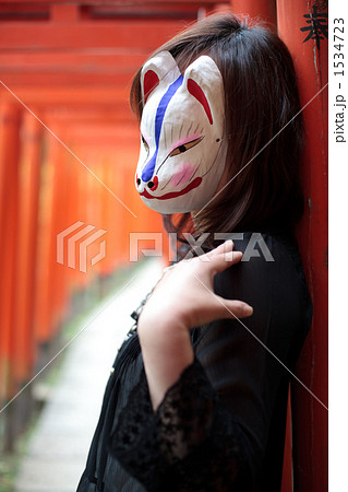 女性 鳥居 お面 狐面 仮面の写真素材