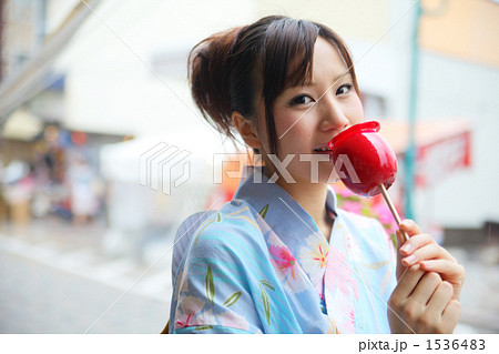 女性 浴衣 リンゴ飴 りんご飴の写真素材 - PIXTA