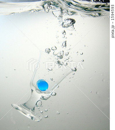 清涼 水槽 泡 気泡の写真素材