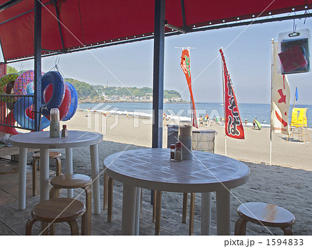 真夏 テーブル 暑い 椅子 海の家 海岸の写真素材