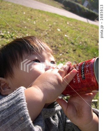 子供 人物 赤ちゃん 缶コーヒーの写真素材