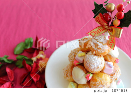 食べ物 お菓子 クリスマス クロカンブッシュの写真素材