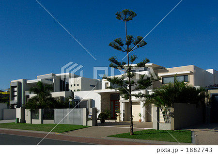 別荘 豪邸 海外 庭の写真素材