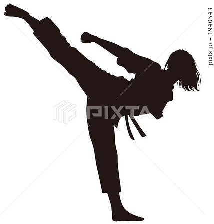 空手 女性 蹴り 上段蹴り かっこいい カラテの写真素材