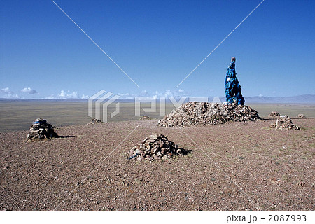 モンゴル国ゴビ砂漠丘の上のオボーの写真素材