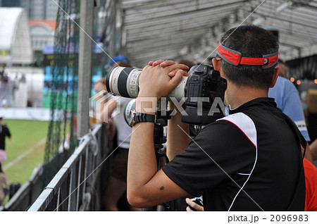 スポーツ カメラマン 望遠レンズ 撮影の写真素材