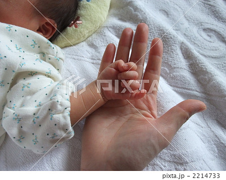 赤ちゃんの手の写真素材