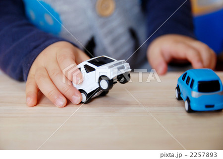 遊ぶ ミニカー 子供 手 おもちゃ 自動車 日常生活の写真素材