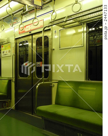 電車 車内 無人 夜の写真素材