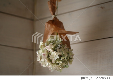 花束 ブーケ 紫陽花 ドライフラワーの写真素材