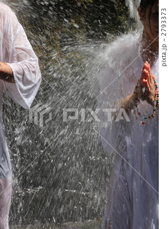 滝行 寒修行 滝 水しぶきの写真素材