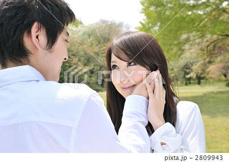 頬ずり さわやか 手の写真素材 Pixta
