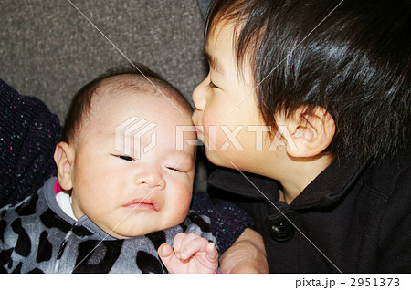 チュッ 子供 キスの写真素材