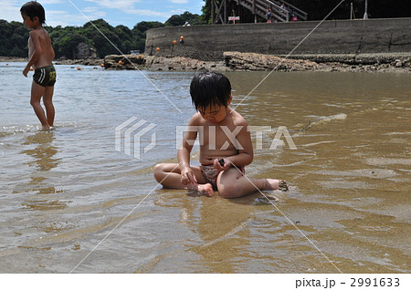 男の子 裸 座る 水遊びの写真素材