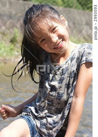小学生 娘  川遊び 女子 小学生 川遊び 半袖の写真素材 - PIXTA