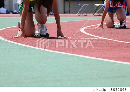 クラウチングスタート スタートの写真素材