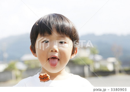 人物 子供 男の子 あっかんべーの写真素材