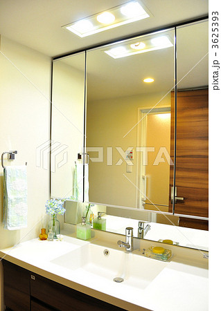 洗面台 洗面所 タオル 照明器具の写真素材