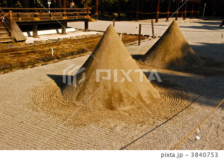 上賀茂神社 砂山 立砂 清め砂の写真素材
