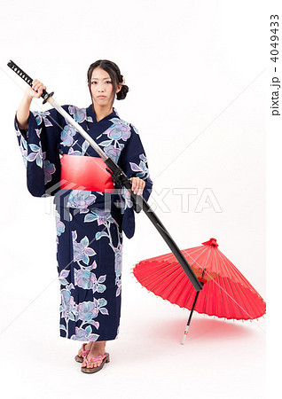 浴衣 日本刀 着物 女性の写真素材