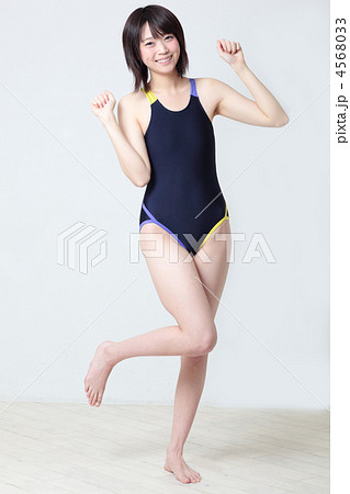 ワンピース水着 女性の写真素材