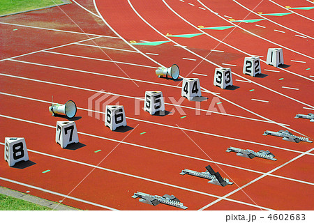 スターティングブロック 陸上競技場の写真素材