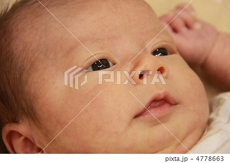 赤ちゃん 新生児 白人 ハーフ 男の子 外国人の写真素材