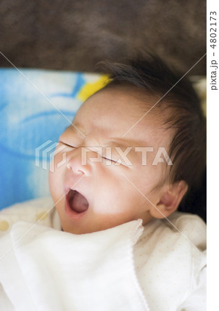 赤ちゃん 新生児 あくび 欠伸の写真素材