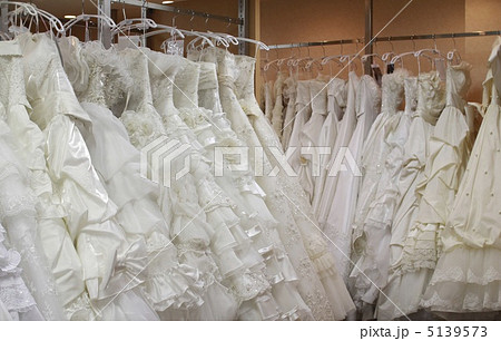 ハンガー ウエディングドレス ドレス 純白の写真素材